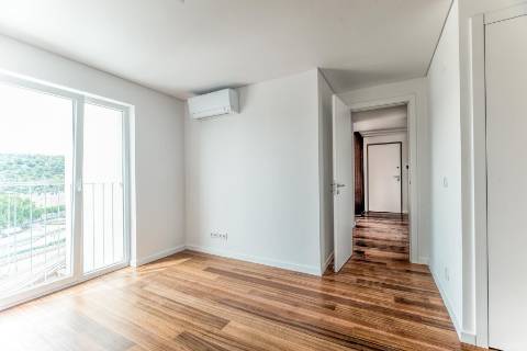 Apartamento T2 novo, varanda com vista do Rio Tejo e garagem, localizado na Estrela.