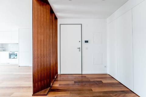 Apartamento T2 novo, varanda com vista do Rio Tejo e garagem, localizado na Estrela.