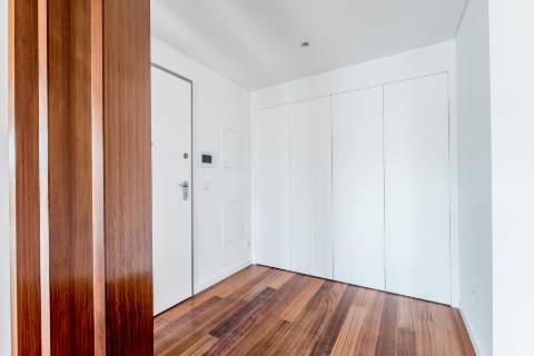 Apartamento T2 novo, varanda com vista do Rio Tejo e garagem, localizado na Estrela.