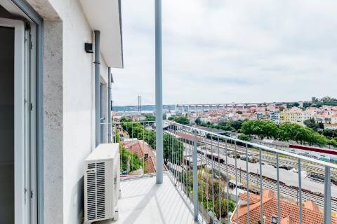 Apartamento T2 novo, varanda com vista do Rio Tejo e garagem, localizado na Estrela.