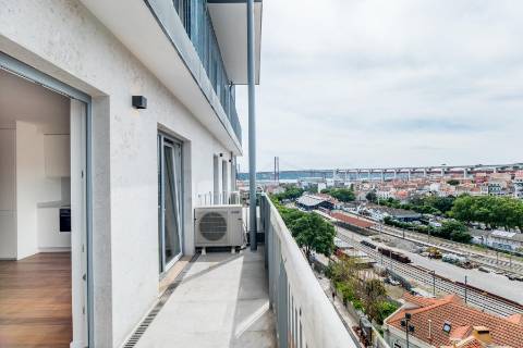 Apartamento T2 novo, varanda com vista do Rio Tejo e garagem, localizado na Estrela.