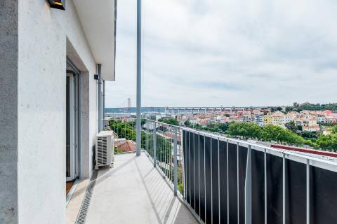 Apartamento T2 novo, varanda com vista do Rio Tejo e garagem, localizado na Estrela.