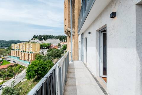 Apartamento T2 novo, varanda com vista do Rio Tejo e garagem, localizado na Estrela.