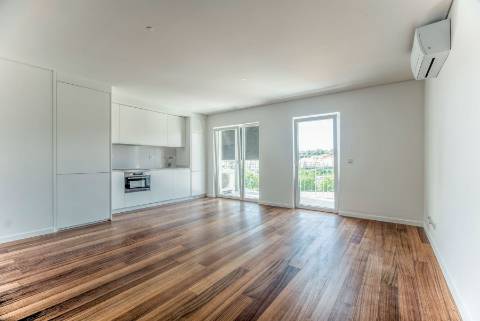 Apartamento T2 novo, varanda com vista do Rio Tejo e garagem, localizado na Estrela.