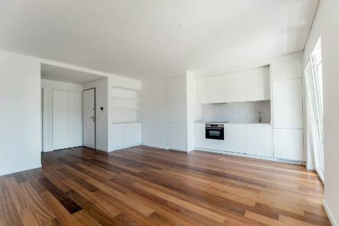 Apartamento T2 novo, varanda com vista do Rio Tejo e garagem, localizado na Estrela.