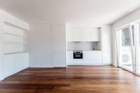 Apartamento T2 novo, varanda com vista do Rio Tejo e garagem, localizado na Estrela.