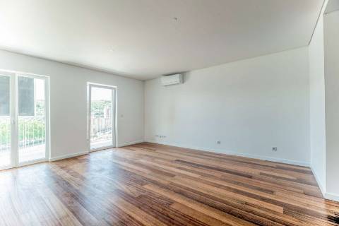 Apartamento T2 novo, varanda com vista do Rio Tejo e garagem, localizado na Estrela.