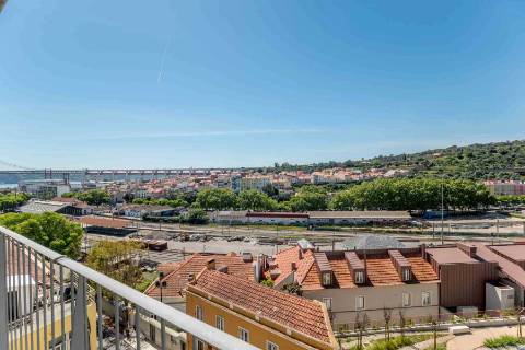 Apartamento T2 novo, varanda com vista do Rio Tejo e garagem, localizado na Estrela.