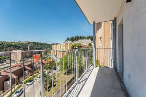 Apartamento T2 novo, varanda com vista do Rio Tejo e garagem, localizado na Estrela.