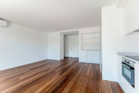 Apartamento T2 novo, varanda com vista do Rio Tejo e garagem, localizado na Estrela.
