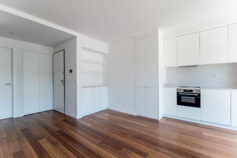 Apartamento T2 novo, varanda com vista do Rio Tejo e garagem, localizado na Estrela.