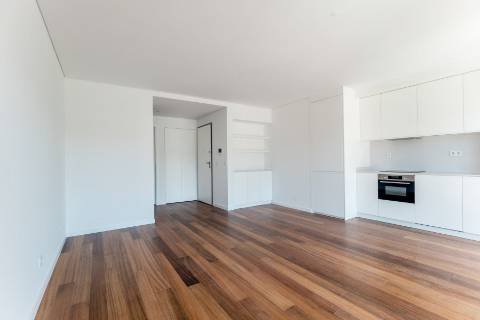 Apartamento T2 novo, varanda com vista do Rio Tejo e garagem, localizado na Estrela.