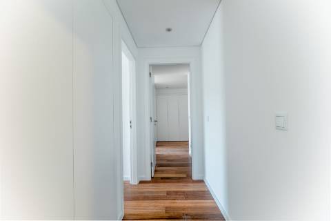 Apartamento T2 novo, varanda com vista do Rio Tejo e garagem, localizado na Estrela.