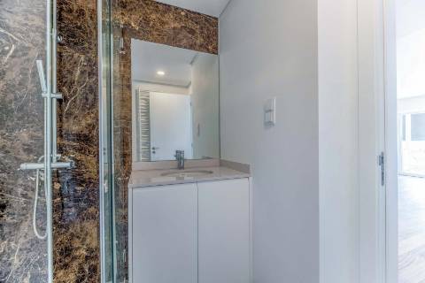 Apartamento T2 novo, varanda com vista do Rio Tejo e garagem, localizado na Estrela.