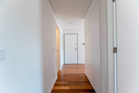 Apartamento T2 novo, varanda com vista do Rio Tejo e garagem, localizado na Estrela.