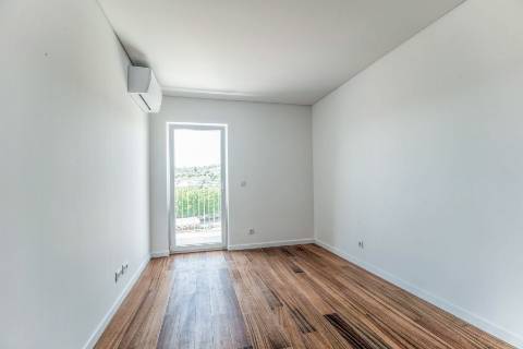 Apartamento T2 novo, varanda com vista do Rio Tejo e garagem, localizado na Estrela.