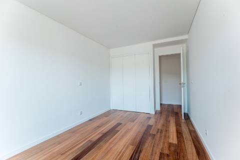 Apartamento T2 novo, varanda com vista do Rio Tejo e garagem, localizado na Estrela.