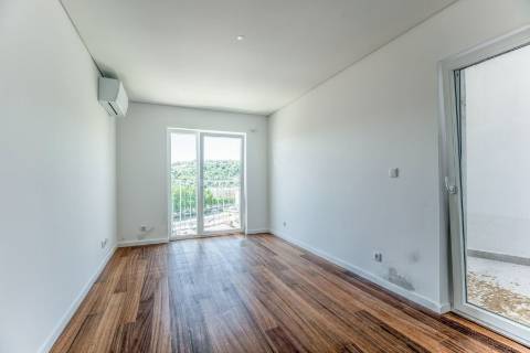 Apartamento T2 novo, varanda com vista do Rio Tejo e garagem, localizado na Estrela.