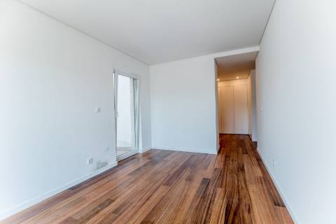 Apartamento T2 novo, varanda com vista do Rio Tejo e garagem, localizado na Estrela.