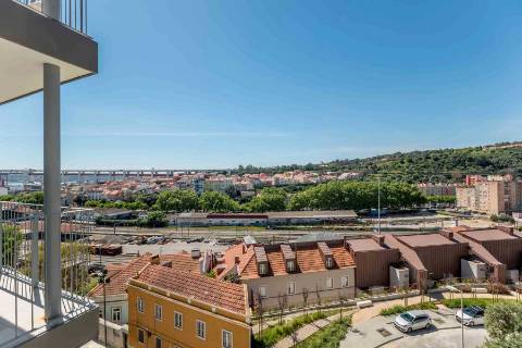 Apartamento T2 novo, varanda com vista do Rio Tejo e garagem, localizado na Estrela.