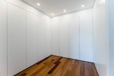 Apartamento T2 novo, varanda com vista do Rio Tejo e garagem, localizado na Estrela.