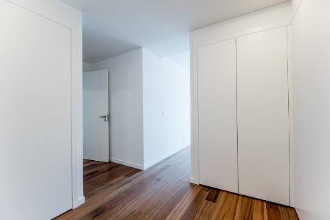 Apartamento T2 novo, varanda com vista do Rio Tejo e garagem, localizado na Estrela.