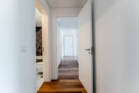 Apartamento T2 novo, varanda com vista do Rio Tejo e garagem, localizado na Estrela.