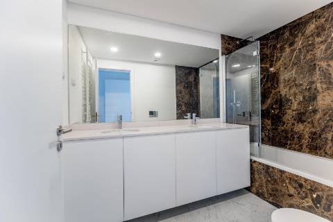 Apartamento T2 novo, varanda com vista do Rio Tejo e garagem, localizado na Estrela.