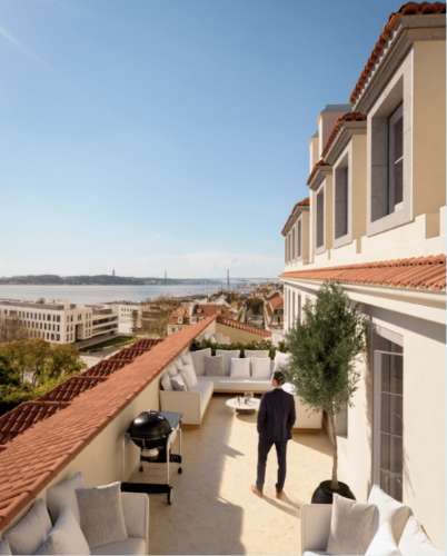 Apartamento duplex T4, com terraço e estacionamento, com vista para o Rio Tejo, no Chiado