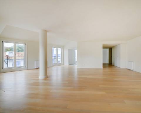 Apartamento T4 duplex com terraço e arrumos na Foz do Douro.