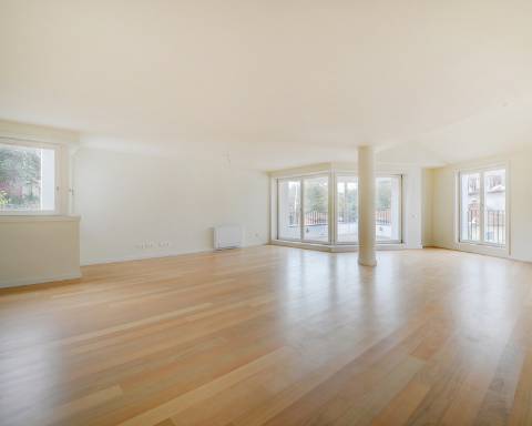 Apartamento T4 duplex com terraço e arrumos na Foz do Douro.