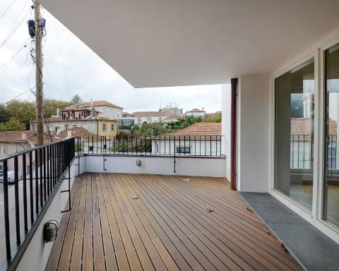 Apartamento T4 duplex com terraço e arrumos na Foz do Douro.