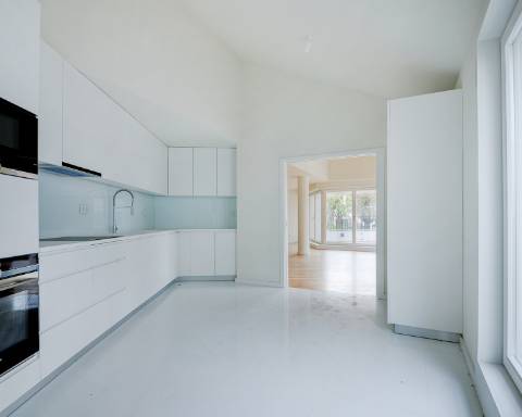 Apartamento T4 duplex com terraço e arrumos na Foz do Douro.