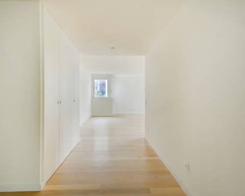 Apartamento T4 duplex com terraço e arrumos na Foz do Douro.