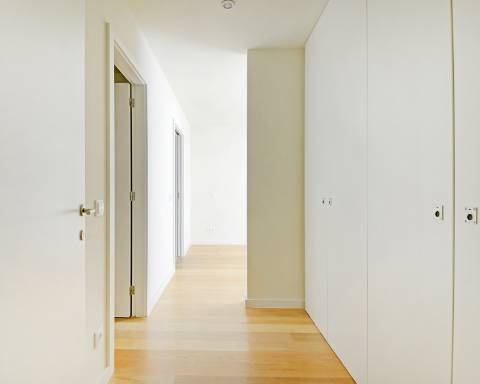 Apartamento T4 duplex com terraço e arrumos na Foz do Douro.