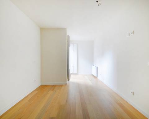 Apartamento T4 duplex com terraço e arrumos na Foz do Douro.