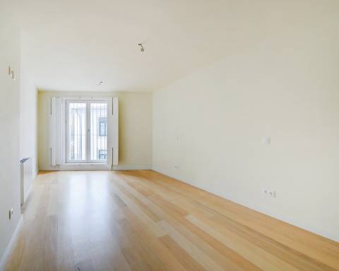 Apartamento T4 duplex com terraço e arrumos na Foz do Douro.