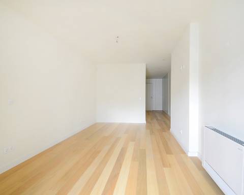 Apartamento T4 duplex com terraço e arrumos na Foz do Douro.