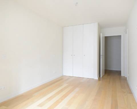 Apartamento T4 duplex com terraço e arrumos na Foz do Douro.