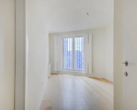 Apartamento T4 duplex com terraço e arrumos na Foz do Douro.