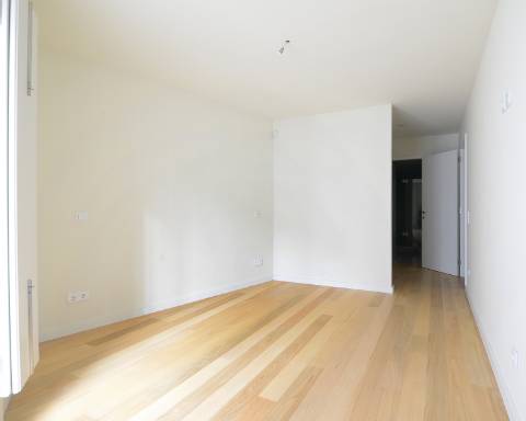 Apartamento T4 duplex com terraço e arrumos na Foz do Douro.