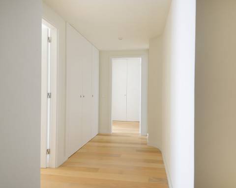 Apartamento T4 duplex com terraço e arrumos na Foz do Douro.