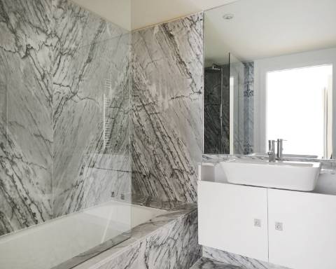 Apartamento T4 duplex com terraço e arrumos na Foz do Douro.