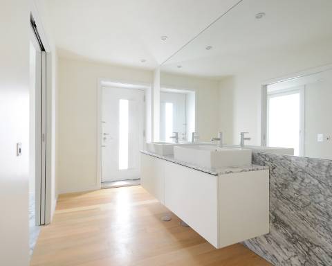 Apartamento T4 duplex com terraço e arrumos na Foz do Douro.