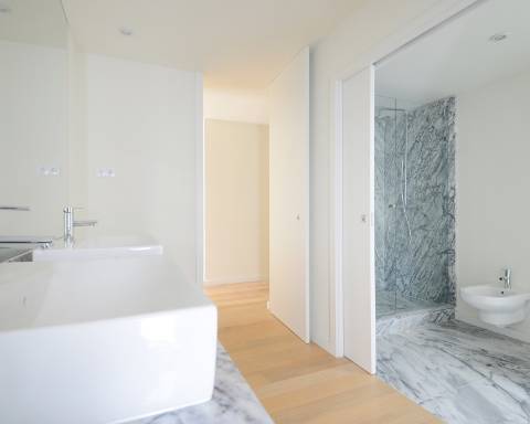 Apartamento T4 duplex com terraço e arrumos na Foz do Douro.