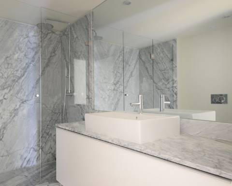 Apartamento T4 duplex com terraço e arrumos na Foz do Douro.