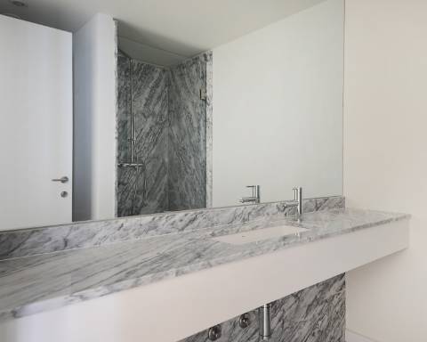 Apartamento T4 duplex com terraço e arrumos na Foz do Douro.