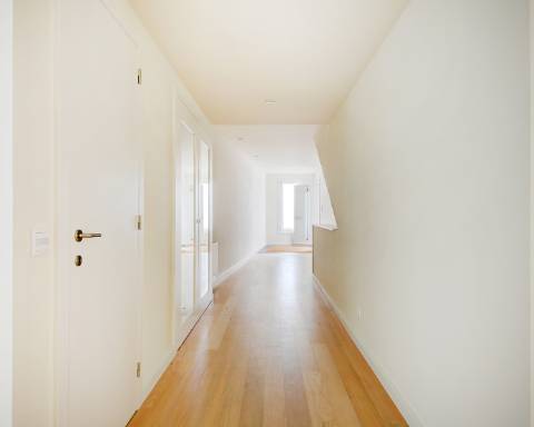 Apartamento T4 duplex com terraço e arrumos na Foz do Douro.