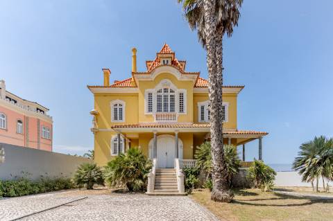 Palacete histórico no Estoril com vista de Mar