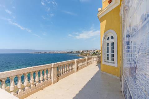 Palacete histórico no Estoril com vista de Mar